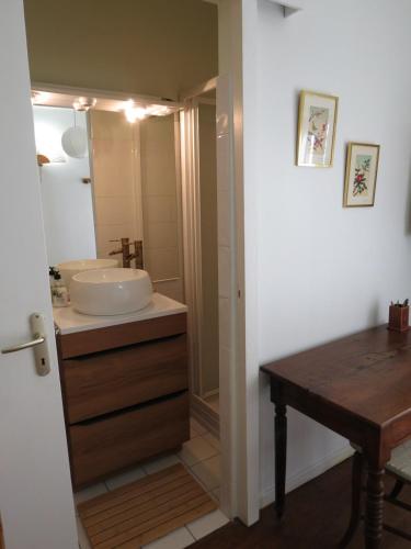 La salle de bains est pourvue d'un lavabo et d'une coiffeuse avec un miroir. dans l'établissement BELESTAGITE7 Pays Catalan 66, à Bélesta