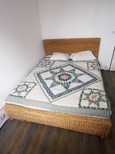 - un lit doté d'une couette dans l'établissement APPARTEMENT MEUBLE, Proche PARIS PROCHE DISNEY, à Neuilly-sur-Marne