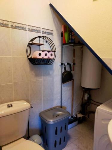 La salle de bains est pourvue de toilettes et d'un panier mural. dans l'établissement Maison avec courette à 400 m de la plage, à La Bernerie-en-Retz