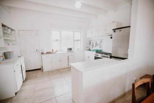 Η κουζίνα ή μικρή κουζίνα στο Oysterbay Beach House