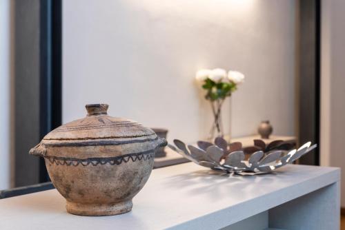 a vase sitting on a table with a bowl at Suite Deluxe in Palazzo Storico - Centro Sassari - Appartamento Bastia in Sassari