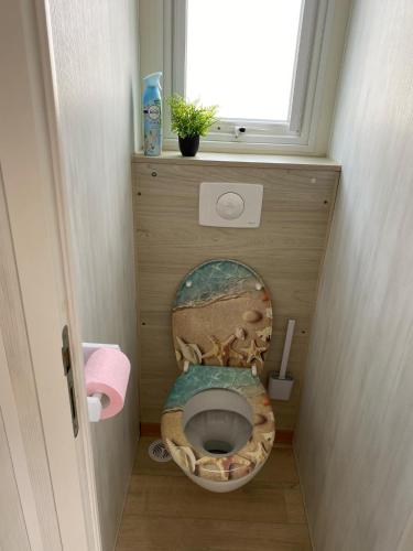 Elle comprend une petite salle de bains pourvue de toilettes et d'une fenêtre. dans l'établissement Les pieds dans l eau, à Le Portel