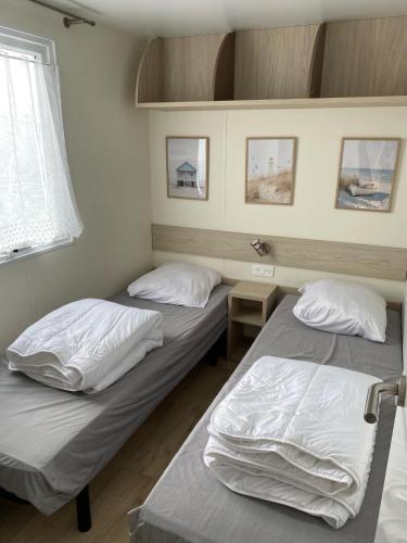 - 2 lits dans une chambre avec 2 oreillers dans l'établissement Les pieds dans l eau, à Le Portel