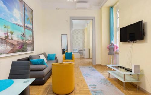 Minded Manor 3-BDR Apartment