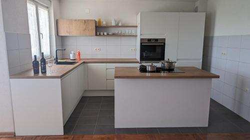 Una cocina o zona de cocina en Stylish Apartment with Pool access