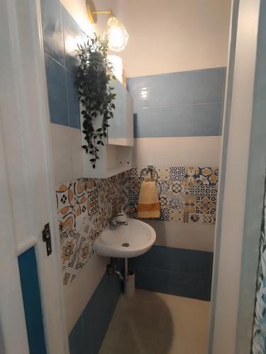 a bathroom with a sink and a potted plant at Casa Linda Av in Avola