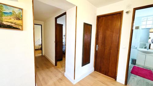 a hallway with a wooden door in a room at Maison sur la Route du Mont Ventoux in Bédoin