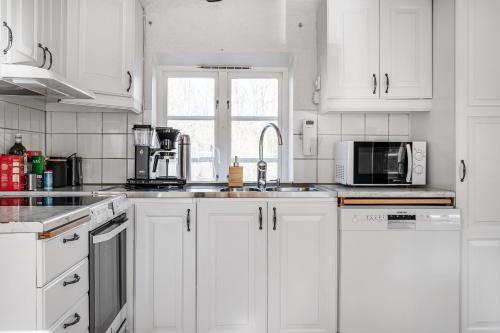 Η κουζίνα ή μικρή κουζίνα στο Vollsjö Serene Country Retreat