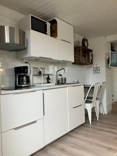 Kuchyň nebo kuchyňský kout v ubytování Båstad Stationsterassen