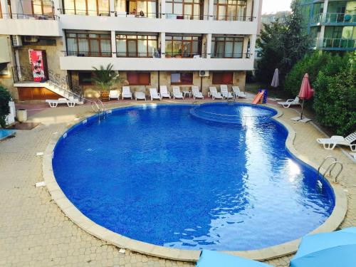 una gran piscina frente a un edificio en Stamopolu apartament 1, en Primorsko
