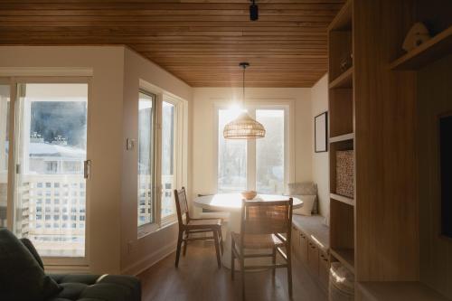 a kitchen with a table and chairs and a window at BÕSKI - Refuge de luxe in Stoneham