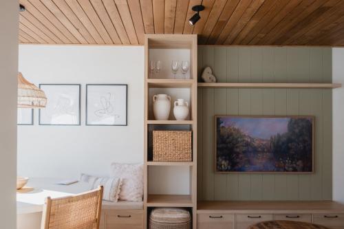 a room with a table and a shelf with vases at BÕSKI - Refuge de luxe in Stoneham