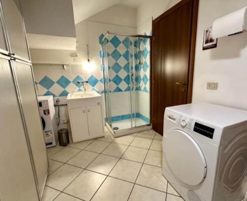 a bathroom with a washing machine and a sink at Casa Lorenzo Vicopisano in Vicopisano