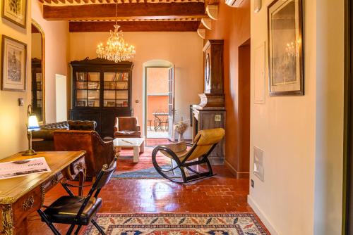 a living room with a table and chairs in it at Palais Aoma, hôtel particulier de luxe en Provence in LʼIsle-sur-la-Sorgue