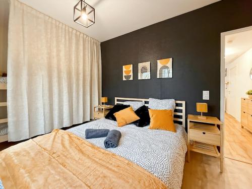 ein Schlafzimmer mit einem Bett mit gelben Kissen in der Unterkunft Suite Rosa Disneyland Paris - Rentaway BnB in Coupvray