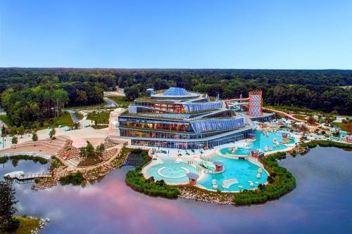une vue aérienne d'un complexe avec piscine dans l'établissement Suite Rosa Disneyland Paris - Rentaway BnB, à Coupvray