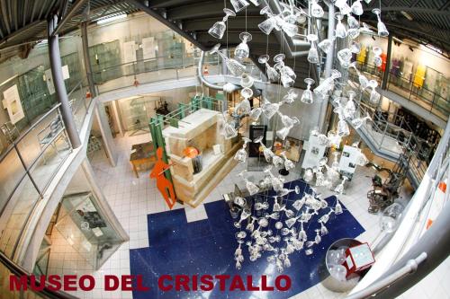 an overhead view of a restaurant with a chandelier at il nido in Colle Val D'Elsa