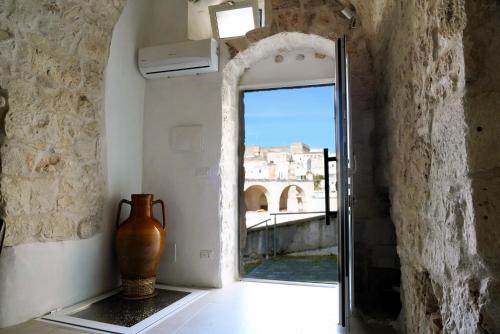 a vase sitting on a shelf next to a door at Dimora Antica Falegnameria - tra STORIA e RELAX in Ostuni