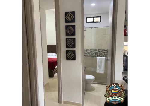 Un baño con inodoro y ducha a ras de suelo. en Coffee Nest - La Tebaida - Armenia - Quindio, en La Tebaida