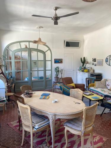 un salon avec une table et des chaises dans l'établissement Secret spot in Marseille, à Marseille