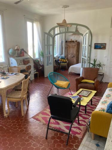 un salon avec une table et des chaises dans l'établissement Secret spot in Marseille, à Marseille