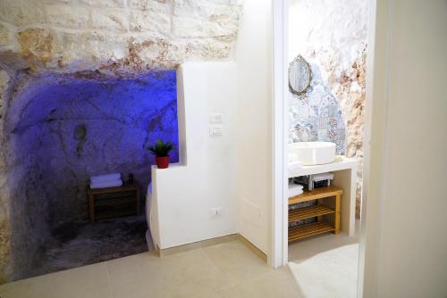 a bathroom with a sink and a blue wall at Dimora Antica Falegnameria - tra STORIA e RELAX in Ostuni
