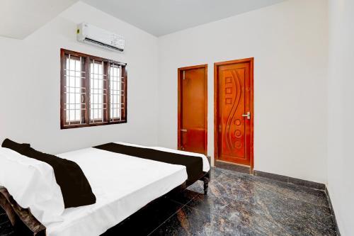 Postel nebo postele na pokoji v ubytování Hotel O Eswar Residency Avadi