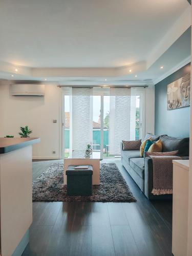 un salon avec un canapé et une table dans l'établissement Magnifique appartement le Cannet,Cannes, Parking, Wifi, au Cannet