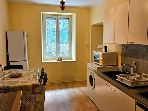 Kuchyňa alebo kuchynka v ubytovaní Appartement T2 calme - WiFi