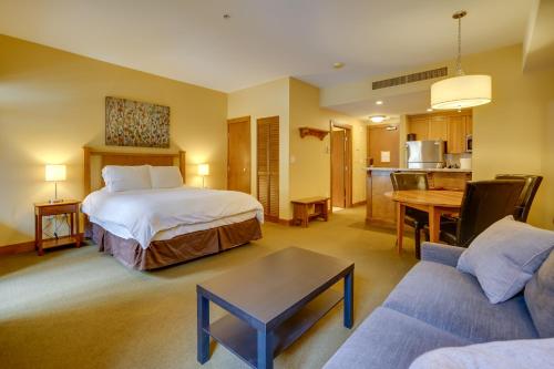 ein Hotelzimmer mit einem Bett und einem Wohnzimmer in der Unterkunft Ski-InandSki-Out Studio at Sundial Lodge with Hot Tub! in Park City
