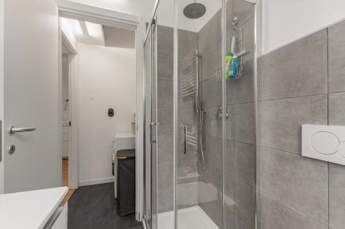 ein Badezimmer mit Dusche mit Glastür in der Unterkunft Casa San Siro-Stadio - Stadio e Metropolitana in Mailand