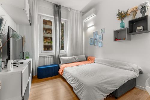 ein weißes Schlafzimmer mit einem Bett und einem Schreibtisch in der Unterkunft Casa San Siro-Stadio - Stadio e Metropolitana in Mailand