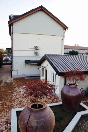 two large vases sitting in front of a building at B&B Leonardo in Rho