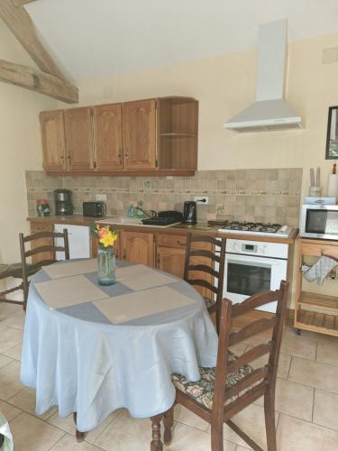 Una cocina o zona de cocina en Le Chemin des Hêtres