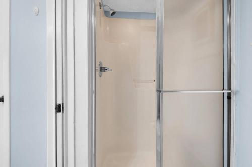 パナマ・シティ・ビーチにあるCommodore 902の浴室のガラス扉付きシャワー
