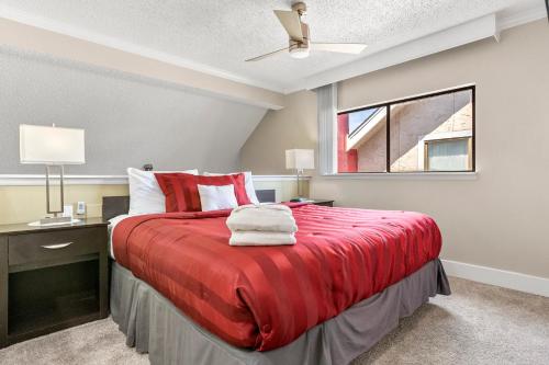 a bedroom with a red bed and a window at Tranquil Haven 2BD 2BA Paradise 10min to Orlando's Best Theme Parks in Orlando