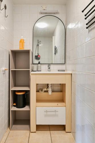 une salle de bain avec un lavabo et un miroir dans l'établissement EDEN l Jardin, Bbq, Duplex l Parking Gratuit & Super Wifi l Vue Panoramique Sainte-Victoire, à Aix-en-Provence