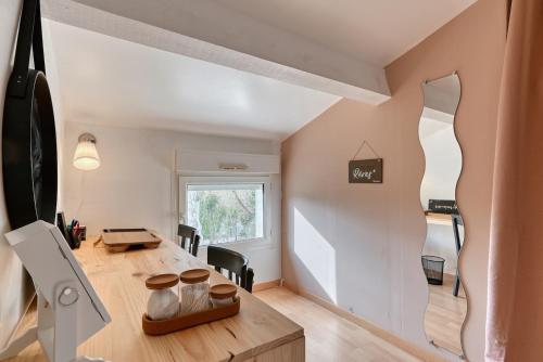 Una habitación con una mesa y sillas y una ventana. en EDEN l Jardin, Bbq, Duplex l Parking Gratuit & Super Wifi l Vue Panoramique Sainte-Victoire, en Aix-en-Provence