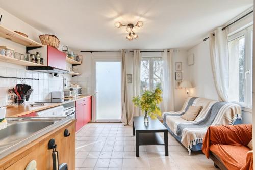 Una cocina y una sala de estar con un sofá y una mesa. en EDEN l Jardin, Bbq, Duplex l Parking Gratuit & Super Wifi l Vue Panoramique Sainte-Victoire, en Aix-en-Provence