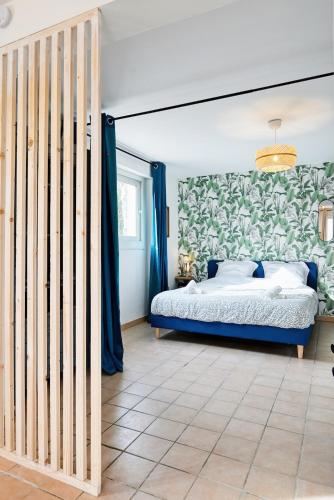 - une chambre dotée d'un lit avec un mur bleu et vert dans l'établissement EDEN l Jardin, Bbq, Duplex l Parking Gratuit & Super Wifi l Vue Panoramique Sainte-Victoire, à Aix-en-Provence