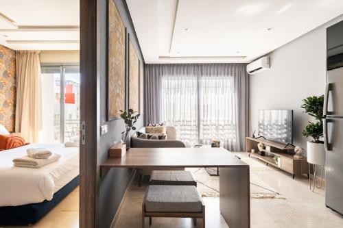 TV a/nebo společenská místnost v ubytování The Twenty-Six Palmier by IB Signature - Design 1Bedroom Apt with Wifi, Parking, Self check-in, 24 x7 Security - City View with terrace - Walk to Cafes! City Centre, Tram