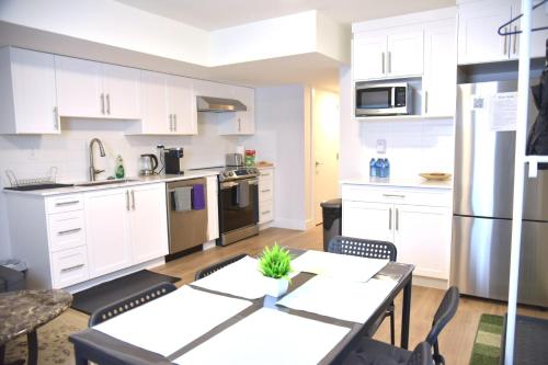 Kuchyň nebo kuchyňský kout v ubytování Centrally Located Modern Suite
