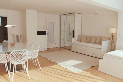 a living room with a table and a couch at Gartenruhe an der Messe in Hannover