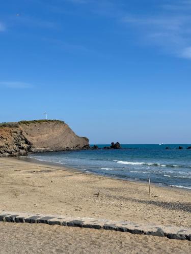 une plage de sable avec l'océan en arrière-plan dans l'établissement Avant port, au Cap d'Agde
