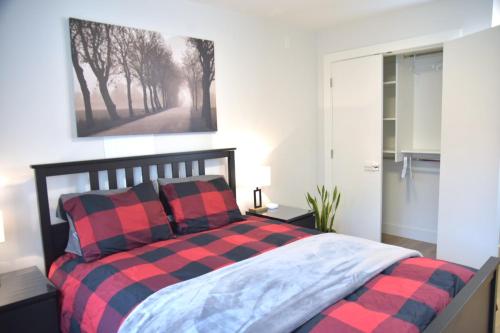 Rúm í herbergi á Centrally Located Modern Suite