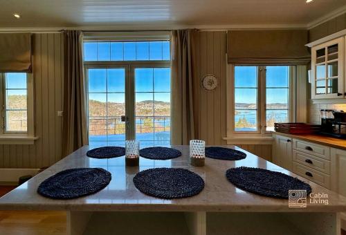 Dapur atau dapur kecil di Villa with sea view, boat & golf cart Kragerø