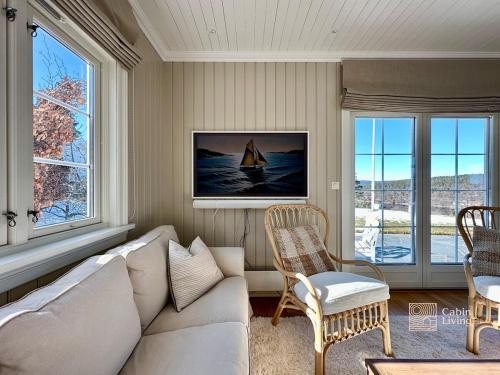 Televisyen dan/atau pusat hiburan di Villa with sea view, boat & golf cart Kragerø