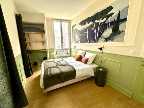 une chambre avec un lit et un tableau au mur dans l'établissement Cœur des Calades - Élégance et Luxe Intemporel, à Avignon