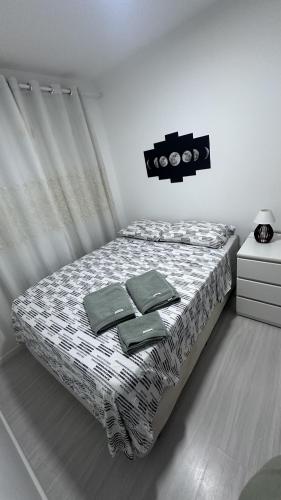 Katil atau katil-katil dalam bilik di Apartment 10 min Cwb airport