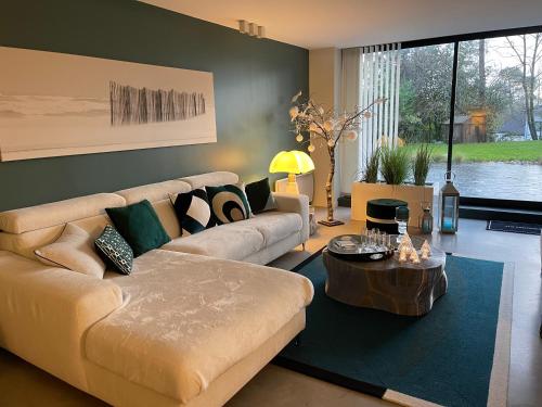 un salon avec un canapé et une table dans l'établissement La Glanerie, à Le Touquet-Paris-Plage